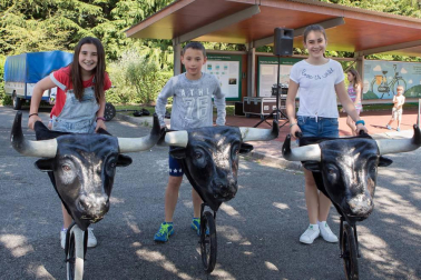 Un año más, los Depósitos de Mendillorri fueron el escenario perfecto en el que la Mancomunidad de la Comarca de Pamplona celebró una nueva edición de la Fiesta del Agua. Un divertido encuentro en el que pequeños y mayores aprenden a hacer un uso responsable del agua mientras se divierten con multitud de actividades: trenecito, hinchables, barcas, segways, juegos de agua, talleres infantiles, fiesta de la espuma o taberna del agua.