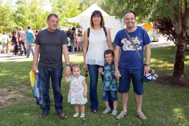 Un año más, los Depósitos de Mendillorri fueron el escenario perfecto en el que la Mancomunidad de la Comarca de Pamplona celebró una nueva edición de la Fiesta del Agua. Un divertido encuentro en el que pequeños y mayores aprenden a hacer un uso responsable del agua mientras se divierten con multitud de actividades: trenecito, hinchables, barcas, segways, juegos de agua, talleres infantiles, fiesta de la espuma o taberna del agua.