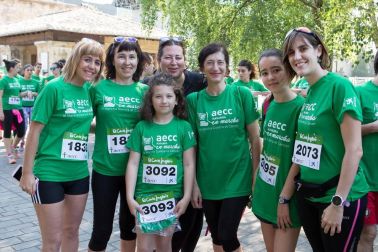 La Asociación Española Contra el Cáncer (AECC) organizó en Pamplona, el domingo 5 de junio, la III Marcha Contra el Cáncer 'AECC Navarra en Marcha' a beneficio de esta entidad. La salida estuvo situada en la Ciudadela y la meta en la avenida de Carlos III. Un recorrido de 5 kilómetros que se podía realizar tanto corriendo como andando y cuyos fondos se destinarán de forma íntegra a los programas y actividades que desarrolla la AECC en Navarra: apoyo integral a pacientes de cáncer y a su familia, prevención y detección precoz del cáncer e investigación.
