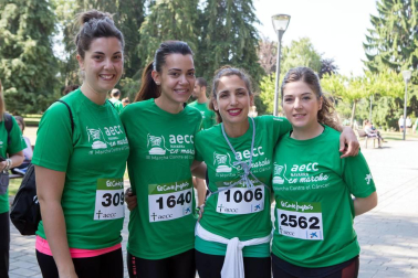 La Asociación Española Contra el Cáncer (AECC) organizó en Pamplona, el domingo 5 de junio, la III Marcha Contra el Cáncer 'AECC Navarra en Marcha' a beneficio de esta entidad. La salida estuvo situada en la Ciudadela y la meta en la avenida de Carlos III. Un recorrido de 5 kilómetros que se podía realizar tanto corriendo como andando y cuyos fondos se destinarán de forma íntegra a los programas y actividades que desarrolla la AECC en Navarra: apoyo integral a pacientes de cáncer y a su familia, prevención y detección precoz del cáncer e investigación.