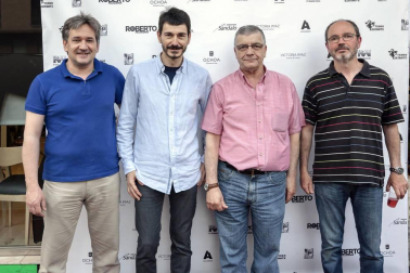 El pasado sábado, más de 30 comercios repartidos por las principales calles del barrio pamplonés -Iturrama, Fuente del Hierro, Esquíroz, Serafín Olave, Íñigo Arista, Pio XII, etc.- salieron a la calle para ofrecer a sus clientes y vecinos degustaciones, muestras, descuentos, y talleres infantiles. También se celebró un espectacular desfile de moda especial bodas organizado por Roberto Peluqueros y Floristería Burbur.