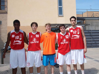 El sábado 4 de junio el Paseo del Queiles acogió la segunda edición del torneo de Streetball Juantxo & Friends, una jornada deportiva, solidaria y de recuerdo organizada por la peña Andatu. Hubo enfrentamientos en categorías desde minibasket a senior tanto femenino como masculino. El buen tiempo y el ambiente deportivo y festivo convirtió la jornada en todo un éxito.
