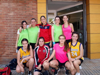 El sábado 4 de junio el Paseo del Queiles acogió la segunda edición del torneo de Streetball Juantxo & Friends, una jornada deportiva, solidaria y de recuerdo organizada por la peña Andatu. Hubo enfrentamientos en categorías desde minibasket a senior tanto femenino como masculino. El buen tiempo y el ambiente deportivo y festivo convirtió la jornada en todo un éxito.