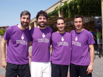 El sábado 4 de junio el Paseo del Queiles acogió la segunda edición del torneo de Streetball Juantxo & Friends, una jornada deportiva, solidaria y de recuerdo organizada por la peña Andatu. Hubo enfrentamientos en categorías desde minibasket a senior tanto femenino como masculino. El buen tiempo y el ambiente deportivo y festivo convirtió la jornada en todo un éxito.