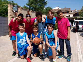 El sábado 4 de junio el Paseo del Queiles acogió la segunda edición del torneo de Streetball Juantxo & Friends, una jornada deportiva, solidaria y de recuerdo organizada por la peña Andatu. Hubo enfrentamientos en categorías desde minibasket a senior tanto femenino como masculino. El buen tiempo y el ambiente deportivo y festivo convirtió la jornada en todo un éxito.