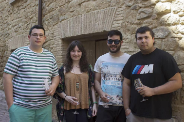 El 5 de junio la villa medieval de San Martín de Unx congregó a los amantes del buen vino en la edición XVIII del Día del Rosado. Las cuatro bodegas del pueblo -San Martín, Máximo Abete, Beramendi y Ayesa- se encargaron de repartir los caldos entre los asistentes, que disfrutaron de una jornada repleta de actividades. El protagonista principal fue el dibujante Mikel Urmeneta, padrino de este año al que cedió el honor la restauradora Atxen Jiménez. Además de la degustación también se organizaron visitas guiadas a las bodegas, catas, exposiciones, rally fotográfico y talleres y juegos para los más pequeños.