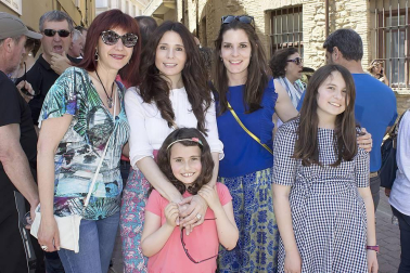 El 5 de junio la villa medieval de San Martín de Unx congregó a los amantes del buen vino en la edición XVIII del Día del Rosado. Las cuatro bodegas del pueblo -San Martín, Máximo Abete, Beramendi y Ayesa- se encargaron de repartir los caldos entre los asistentes, que disfrutaron de una jornada repleta de actividades. El protagonista principal fue el dibujante Mikel Urmeneta, padrino de este año al que cedió el honor la restauradora Atxen Jiménez. Además de la degustación también se organizaron visitas guiadas a las bodegas, catas, exposiciones, rally fotográfico y talleres y juegos para los más pequeños.