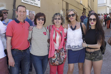 El 5 de junio la villa medieval de San Martín de Unx congregó a los amantes del buen vino en la edición XVIII del Día del Rosado. Las cuatro bodegas del pueblo -San Martín, Máximo Abete, Beramendi y Ayesa- se encargaron de repartir los caldos entre los asistentes, que disfrutaron de una jornada repleta de actividades. El protagonista principal fue el dibujante Mikel Urmeneta, padrino de este año al que cedió el honor la restauradora Atxen Jiménez. Además de la degustación también se organizaron visitas guiadas a las bodegas, catas, exposiciones, rally fotográfico y talleres y juegos para los más pequeños.