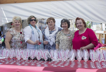 El 5 de junio la villa medieval de San Martín de Unx congregó a los amantes del buen vino en la edición XVIII del Día del Rosado. Las cuatro bodegas del pueblo -San Martín, Máximo Abete, Beramendi y Ayesa- se encargaron de repartir los caldos entre los asistentes, que disfrutaron de una jornada repleta de actividades. El protagonista principal fue el dibujante Mikel Urmeneta, padrino de este año al que cedió el honor la restauradora Atxen Jiménez. Además de la degustación también se organizaron visitas guiadas a las bodegas, catas, exposiciones, rally fotográfico y talleres y juegos para los más pequeños.
