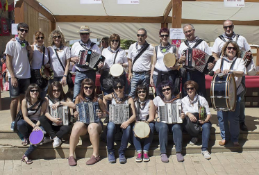 El 5 de junio la villa medieval de San Martín de Unx congregó a los amantes del buen vino en la edición XVIII del Día del Rosado. Las cuatro bodegas del pueblo -San Martín, Máximo Abete, Beramendi y Ayesa- se encargaron de repartir los caldos entre los asistentes, que disfrutaron de una jornada repleta de actividades. El protagonista principal fue el dibujante Mikel Urmeneta, padrino de este año al que cedió el honor la restauradora Atxen Jiménez. Además de la degustación también se organizaron visitas guiadas a las bodegas, catas, exposiciones, rally fotográfico y talleres y juegos para los más pequeños.