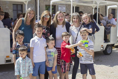 El 5 de junio la villa medieval de San Martín de Unx congregó a los amantes del buen vino en la edición XVIII del Día del Rosado. Las cuatro bodegas del pueblo -San Martín, Máximo Abete, Beramendi y Ayesa- se encargaron de repartir los caldos entre los asistentes, que disfrutaron de una jornada repleta de actividades. El protagonista principal fue el dibujante Mikel Urmeneta, padrino de este año al que cedió el honor la restauradora Atxen Jiménez. Además de la degustación también se organizaron visitas guiadas a las bodegas, catas, exposiciones, rally fotográfico y talleres y juegos para los más pequeños.