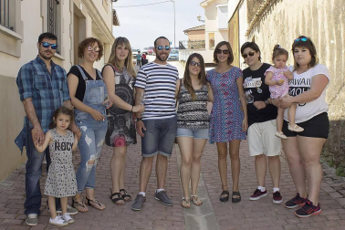 El 5 de junio la villa medieval de San Martín de Unx congregó a los amantes del buen vino en la edición XVIII del Día del Rosado. Las cuatro bodegas del pueblo -San Martín, Máximo Abete, Beramendi y Ayesa- se encargaron de repartir los caldos entre los asistentes, que disfrutaron de una jornada repleta de actividades. El protagonista principal fue el dibujante Mikel Urmeneta, padrino de este año al que cedió el honor la restauradora Atxen Jiménez. Además de la degustación también se organizaron visitas guiadas a las bodegas, catas, exposiciones, rally fotográfico y talleres y juegos para los más pequeños.