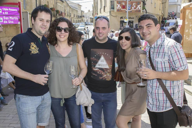 El 5 de junio la villa medieval de San Martín de Unx congregó a los amantes del buen vino en la edición XVIII del Día del Rosado. Las cuatro bodegas del pueblo -San Martín, Máximo Abete, Beramendi y Ayesa- se encargaron de repartir los caldos entre los asistentes, que disfrutaron de una jornada repleta de actividades. El protagonista principal fue el dibujante Mikel Urmeneta, padrino de este año al que cedió el honor la restauradora Atxen Jiménez. Además de la degustación también se organizaron visitas guiadas a las bodegas, catas, exposiciones, rally fotográfico y talleres y juegos para los más pequeños.