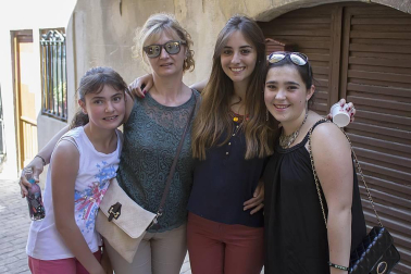 El 5 de junio la villa medieval de San Martín de Unx congregó a los amantes del buen vino en la edición XVIII del Día del Rosado. Las cuatro bodegas del pueblo -San Martín, Máximo Abete, Beramendi y Ayesa- se encargaron de repartir los caldos entre los asistentes, que disfrutaron de una jornada repleta de actividades. El protagonista principal fue el dibujante Mikel Urmeneta, padrino de este año al que cedió el honor la restauradora Atxen Jiménez. Además de la degustación también se organizaron visitas guiadas a las bodegas, catas, exposiciones, rally fotográfico y talleres y juegos para los más pequeños.