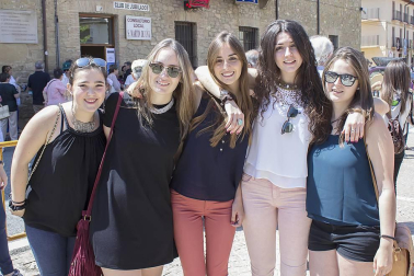 El 5 de junio la villa medieval de San Martín de Unx congregó a los amantes del buen vino en la edición XVIII del Día del Rosado. Las cuatro bodegas del pueblo -San Martín, Máximo Abete, Beramendi y Ayesa- se encargaron de repartir los caldos entre los asistentes, que disfrutaron de una jornada repleta de actividades. El protagonista principal fue el dibujante Mikel Urmeneta, padrino de este año al que cedió el honor la restauradora Atxen Jiménez. Además de la degustación también se organizaron visitas guiadas a las bodegas, catas, exposiciones, rally fotográfico y talleres y juegos para los más pequeños.