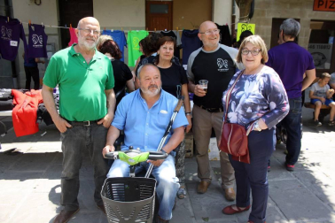 La plaza de las Arcadas acogió un año más, ya suman catorce, el Día del euskera. Desde primera hora de la mañana, con los bailes del grupo txiki de Rocamador, hasta bien entrada la noche, con el baile de la era y la actuación musical de un dj, el día estuvo plagado de actividades: actuación de Iñaki Perurena, comida popular, talleres para los más jóvenes o el espectáculo infantil 'Munduan berbena'.