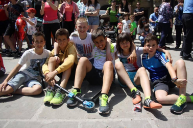 La plaza de las Arcadas acogió un año más, ya suman catorce, el Día del euskera. Desde primera hora de la mañana, con los bailes del grupo txiki de Rocamador, hasta bien entrada la noche, con el baile de la era y la actuación musical de un dj, el día estuvo plagado de actividades: actuación de Iñaki Perurena, comida popular, talleres para los más jóvenes o el espectáculo infantil 'Munduan berbena'.
