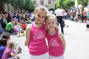 La plaza de las Arcadas acogió un año más, ya suman catorce, el Día del euskera. Desde primera hora de la mañana, con los bailes del grupo txiki de Rocamador, hasta bien entrada la noche, con el baile de la era y la actuación musical de un dj, el día estuvo plagado de actividades: actuación de Iñaki Perurena, comida popular, talleres para los más jóvenes o el espectáculo infantil 'Munduan berbena'.