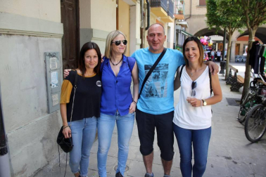 La plaza de las Arcadas acogió un año más, ya suman catorce, el Día del euskera. Desde primera hora de la mañana, con los bailes del grupo txiki de Rocamador, hasta bien entrada la noche, con el baile de la era y la actuación musical de un dj, el día estuvo plagado de actividades: actuación de Iñaki Perurena, comida popular, talleres para los más jóvenes o el espectáculo infantil 'Munduan berbena'.