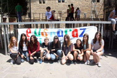 La plaza de las Arcadas acogió un año más, ya suman catorce, el Día del euskera. Desde primera hora de la mañana, con los bailes del grupo txiki de Rocamador, hasta bien entrada la noche, con el baile de la era y la actuación musical de un dj, el día estuvo plagado de actividades: actuación de Iñaki Perurena, comida popular, talleres para los más jóvenes o el espectáculo infantil 'Munduan berbena'.