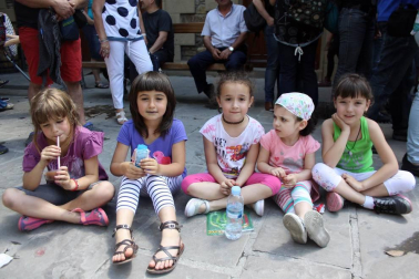 La plaza de las Arcadas acogió un año más, ya suman catorce, el Día del euskera. Desde primera hora de la mañana, con los bailes del grupo txiki de Rocamador, hasta bien entrada la noche, con el baile de la era y la actuación musical de un dj, el día estuvo plagado de actividades: actuación de Iñaki Perurena, comida popular, talleres para los más jóvenes o el espectáculo infantil 'Munduan berbena'.