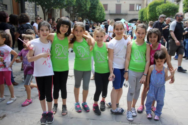 La plaza de las Arcadas acogió un año más, ya suman catorce, el Día del euskera. Desde primera hora de la mañana, con los bailes del grupo txiki de Rocamador, hasta bien entrada la noche, con el baile de la era y la actuación musical de un dj, el día estuvo plagado de actividades: actuación de Iñaki Perurena, comida popular, talleres para los más jóvenes o el espectáculo infantil 'Munduan berbena'.