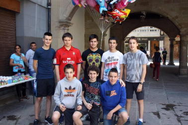 La plaza de las Arcadas acogió un año más, ya suman catorce, el Día del euskera. Desde primera hora de la mañana, con los bailes del grupo txiki de Rocamador, hasta bien entrada la noche, con el baile de la era y la actuación musical de un dj, el día estuvo plagado de actividades: actuación de Iñaki Perurena, comida popular, talleres para los más jóvenes o el espectáculo infantil 'Munduan berbena'.