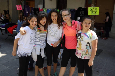 La plaza de las Arcadas acogió un año más, ya suman catorce, el Día del euskera. Desde primera hora de la mañana, con los bailes del grupo txiki de Rocamador, hasta bien entrada la noche, con el baile de la era y la actuación musical de un dj, el día estuvo plagado de actividades: actuación de Iñaki Perurena, comida popular, talleres para los más jóvenes o el espectáculo infantil 'Munduan berbena'.