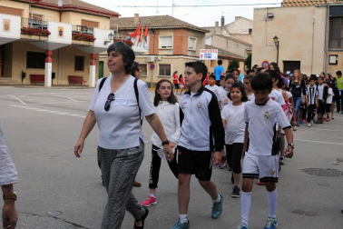 Los colegios públicos de Valtierra, Cadreita y Villafranca celebraron el 5 de junio las Olimpiadas Intercentros. 450 alumnos disfrutaron de esta iniciativa deportiva, en la que se disputaron pruebas clásicas de atletismo como velocidad o saltos de longitud y altura. Una jornada en la que el compañerismo fue el principal protagonista.