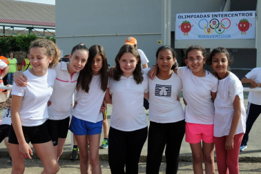 Los colegios públicos de Valtierra, Cadreita y Villafranca celebraron el 5 de junio las Olimpiadas Intercentros. 450 alumnos disfrutaron de esta iniciativa deportiva, en la que se disputaron pruebas clásicas de atletismo como velocidad o saltos de longitud y altura. Una jornada en la que el compañerismo fue el principal protagonista.