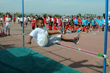 Los colegios públicos de Valtierra, Cadreita y Villafranca celebraron el 5 de junio las Olimpiadas Intercentros. 450 alumnos disfrutaron de esta iniciativa deportiva, en la que se disputaron pruebas clásicas de atletismo como velocidad o saltos de longitud y altura. Una jornada en la que el compañerismo fue el principal protagonista.