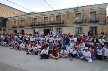 Los colegios públicos de Valtierra, Cadreita y Villafranca celebraron el 5 de junio las Olimpiadas Intercentros. 450 alumnos disfrutaron de esta iniciativa deportiva, en la que se disputaron pruebas clásicas de atletismo como velocidad o saltos de longitud y altura. Una jornada en la que el compañerismo fue el principal protagonista.