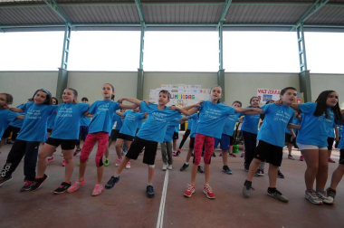 Los colegios públicos de Valtierra, Cadreita y Villafranca celebraron el 5 de junio las Olimpiadas Intercentros. 450 alumnos disfrutaron de esta iniciativa deportiva, en la que se disputaron pruebas clásicas de atletismo como velocidad o saltos de longitud y altura. Una jornada en la que el compañerismo fue el principal protagonista.