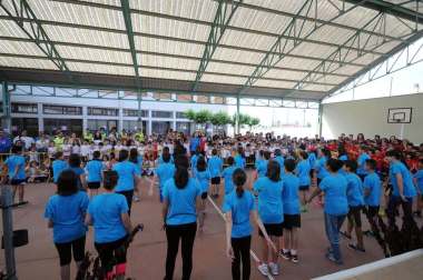 Los colegios públicos de Valtierra, Cadreita y Villafranca celebraron el 5 de junio las Olimpiadas Intercentros. 450 alumnos disfrutaron de esta iniciativa deportiva, en la que se disputaron pruebas clásicas de atletismo como velocidad o saltos de longitud y altura. Una jornada en la que el compañerismo fue el principal protagonista.