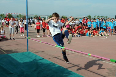 Los colegios públicos de Valtierra, Cadreita y Villafranca celebraron el 5 de junio las Olimpiadas Intercentros. 450 alumnos disfrutaron de esta iniciativa deportiva, en la que se disputaron pruebas clásicas de atletismo como velocidad o saltos de longitud y altura. Una jornada en la que el compañerismo fue el principal protagonista.