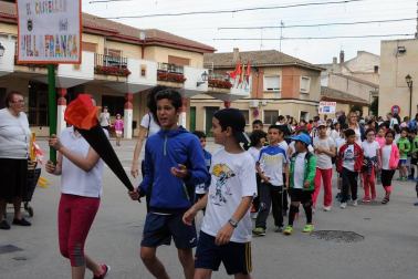 Los colegios públicos de Valtierra, Cadreita y Villafranca celebraron el 5 de junio las Olimpiadas Intercentros. 450 alumnos disfrutaron de esta iniciativa deportiva, en la que se disputaron pruebas clásicas de atletismo como velocidad o saltos de longitud y altura. Una jornada en la que el compañerismo fue el principal protagonista.