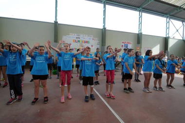 Los colegios públicos de Valtierra, Cadreita y Villafranca celebraron el 5 de junio las Olimpiadas Intercentros. 450 alumnos disfrutaron de esta iniciativa deportiva, en la que se disputaron pruebas clásicas de atletismo como velocidad o saltos de longitud y altura. Una jornada en la que el compañerismo fue el principal protagonista.