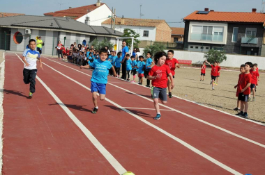 Los colegios públicos de Valtierra, Cadreita y Villafranca celebraron el 5 de junio las Olimpiadas Intercentros. 450 alumnos disfrutaron de esta iniciativa deportiva, en la que se disputaron pruebas clásicas de atletismo como velocidad o saltos de longitud y altura. Una jornada en la que el compañerismo fue el principal protagonista.
