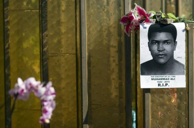 El legendario boxeador Mohamed Ali ha completado este viernes su último viaje con una multitudinaria procesión hacia su tumba que ha mezclado emoción, gloria y fervor universal.