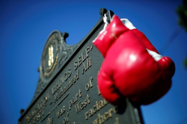 El legendario boxeador Mohamed Ali ha completado este viernes su último viaje con una multitudinaria procesión hacia su tumba que ha mezclado emoción, gloria y fervor universal.
