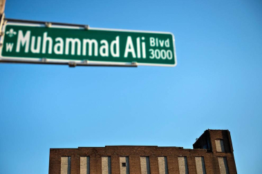 El legendario boxeador Mohamed Ali ha completado este viernes su último viaje con una multitudinaria procesión hacia su tumba que ha mezclado emoción, gloria y fervor universal.