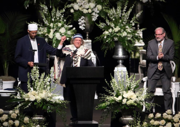 El legendario boxeador Mohamed Ali ha completado este viernes su último viaje con una multitudinaria procesión hacia su tumba que ha mezclado emoción, gloria y fervor universal.