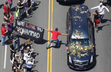 El legendario boxeador Mohamed Ali ha completado este viernes su último viaje con una multitudinaria procesión hacia su tumba que ha mezclado emoción, gloria y fervor universal.