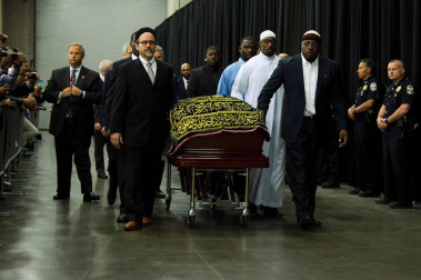 El legendario boxeador Mohamed Ali ha completado este viernes su último viaje con una multitudinaria procesión hacia su tumba que ha mezclado emoción, gloria y fervor universal.