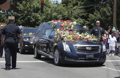 El legendario boxeador Mohamed Ali ha completado este viernes su último viaje con una multitudinaria procesión hacia su tumba que ha mezclado emoción, gloria y fervor universal.