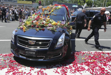 El legendario boxeador Mohamed Ali ha completado este viernes su último viaje con una multitudinaria procesión hacia su tumba que ha mezclado emoción, gloria y fervor universal.