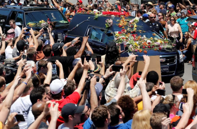 El legendario boxeador Mohamed Ali ha completado este viernes su último viaje con una multitudinaria procesión hacia su tumba que ha mezclado emoción, gloria y fervor universal.