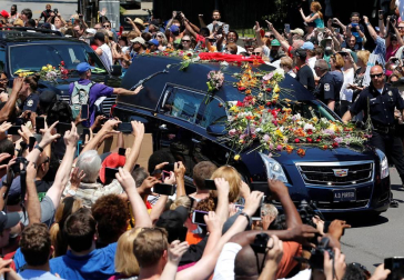El legendario boxeador Mohamed Ali ha completado este viernes su último viaje con una multitudinaria procesión hacia su tumba que ha mezclado emoción, gloria y fervor universal.