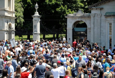 El legendario boxeador Mohamed Ali ha completado este viernes su último viaje con una multitudinaria procesión hacia su tumba que ha mezclado emoción, gloria y fervor universal.