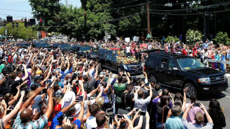 El legendario boxeador Mohamed Ali ha completado este viernes su último viaje con una multitudinaria procesión hacia su tumba que ha mezclado emoción, gloria y fervor universal.